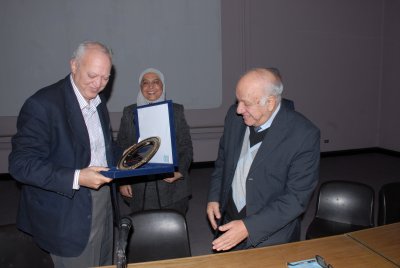 الدكتور نبيل علي يتسلم جائزته